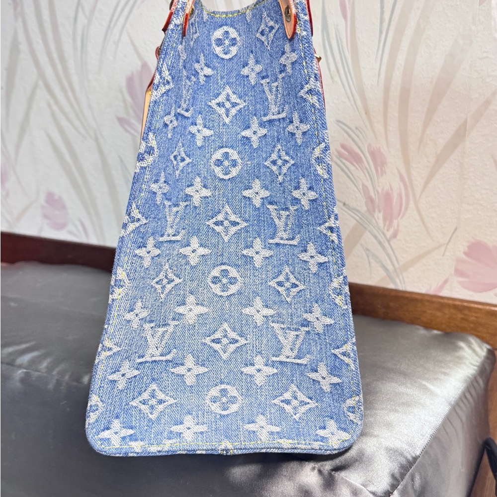 Louis Vuitton On The Go (OTG) MM Monogram remix Tote Bag - Picture 5 of 9